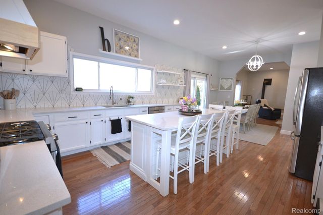 4072 W MAPLE Road, Wixom, MI 48393