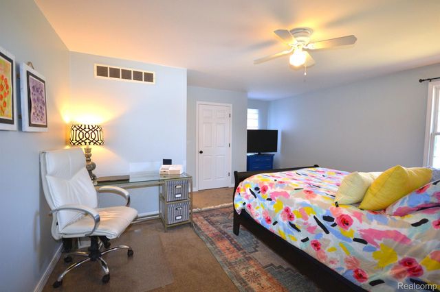 4072 W MAPLE Road, Wixom, MI 48393