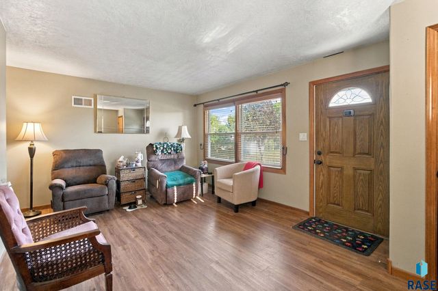2111 E 11th St Street, Sioux Falls, SD 57103