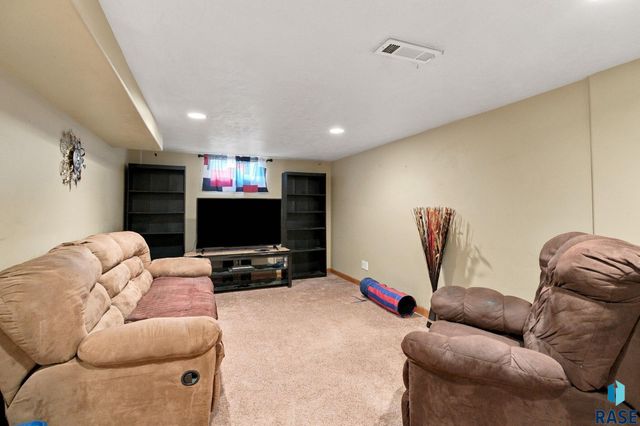 2111 E 11th St Street, Sioux Falls, SD 57103