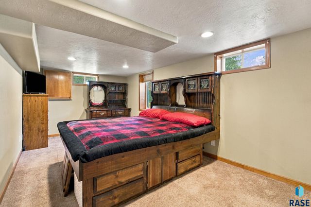 2111 E 11th St Street, Sioux Falls, SD 57103