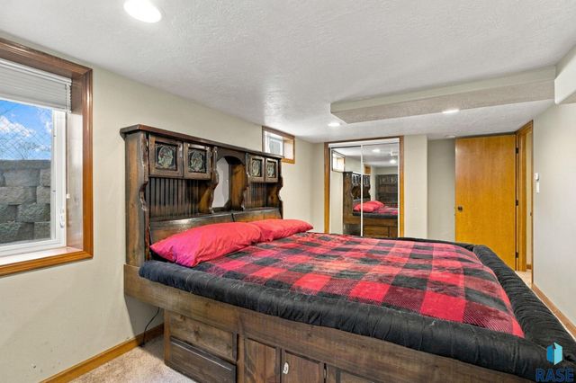2111 E 11th St Street, Sioux Falls, SD 57103