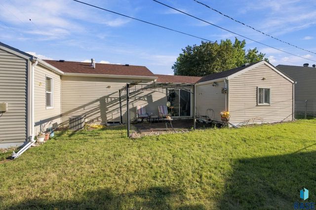 2111 E 11th St Street, Sioux Falls, SD 57103