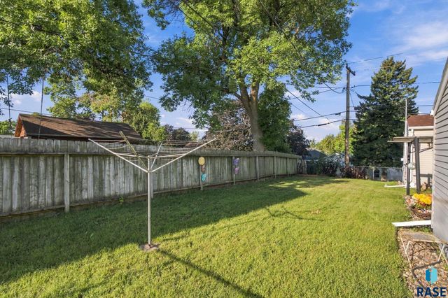 2111 E 11th St Street, Sioux Falls, SD 57103