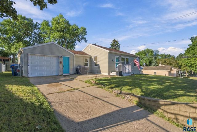 2111 E 11th St Street, Sioux Falls, SD 57103