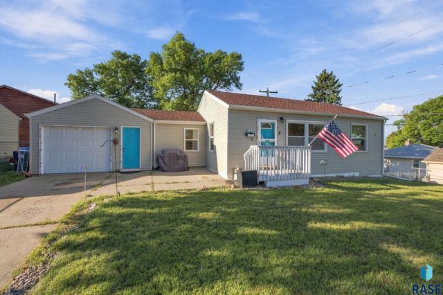 2111 E 11th St Street, Sioux Falls, SD 57103