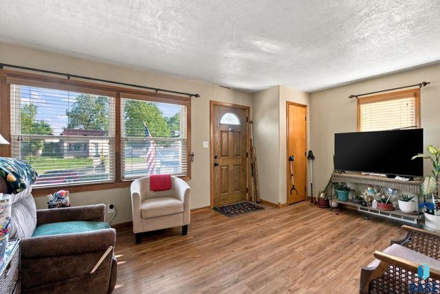 2111 E 11th St Street, Sioux Falls, SD 57103