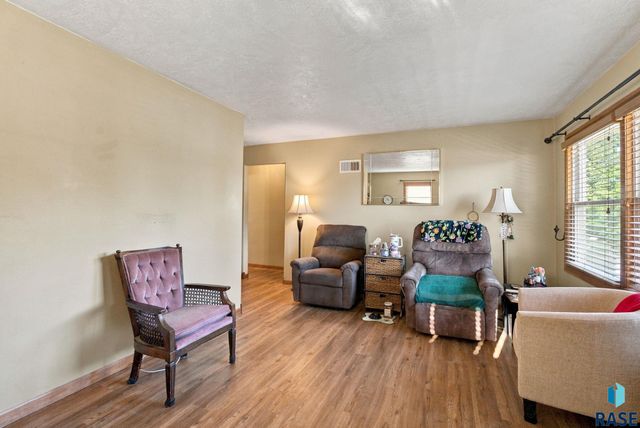 2111 E 11th St Street, Sioux Falls, SD 57103