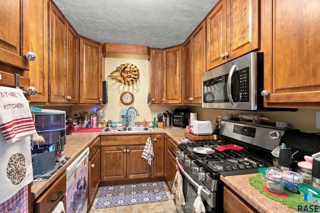 2111 E 11th St Street, Sioux Falls, SD 57103