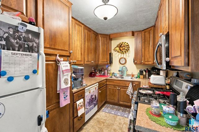 2111 E 11th St Street, Sioux Falls, SD 57103