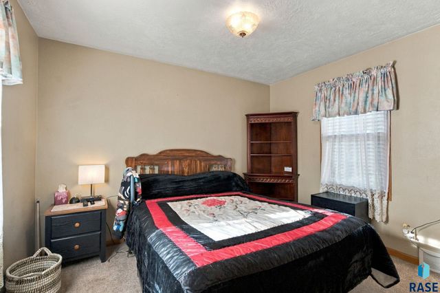 2111 E 11th St Street, Sioux Falls, SD 57103
