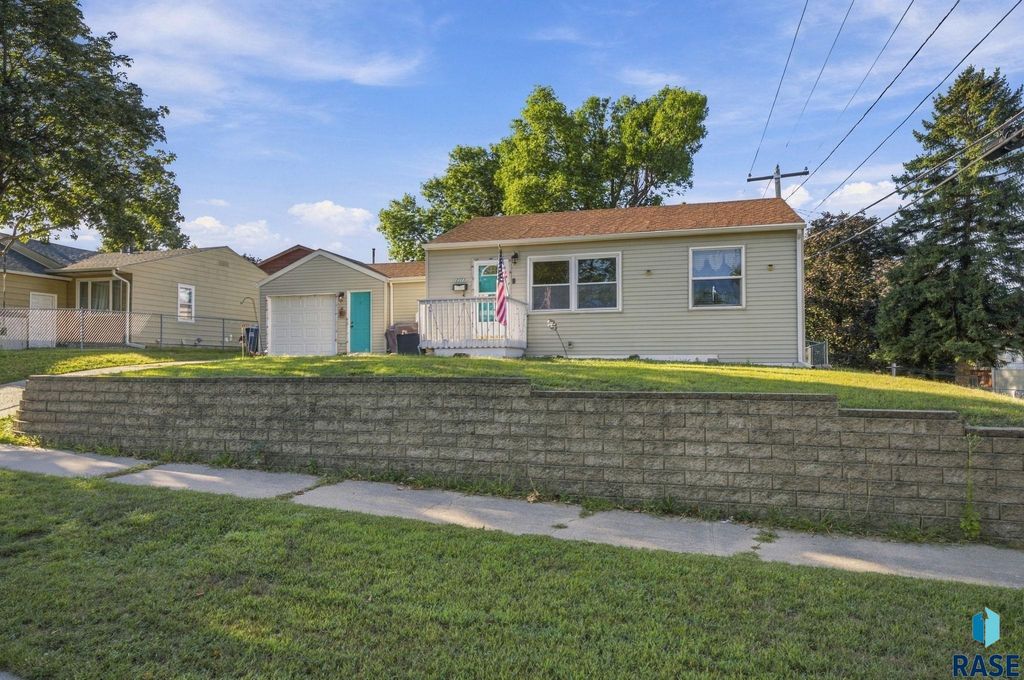 2111 E 11th St Street, Sioux Falls, SD 57103