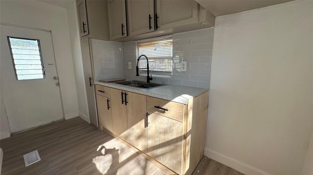 510 N Shirley Street 6, Alvin, TX 77511