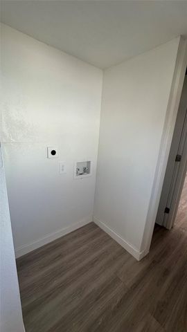 510 N Shirley Street 6, Alvin, TX 77511