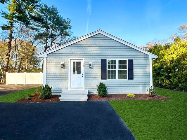 733 Monponsett St, Hanson, MA 02341