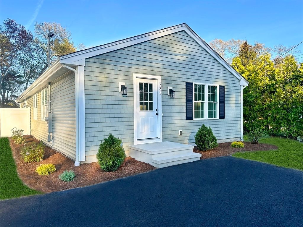 733 Monponsett St, Hanson, MA 02341