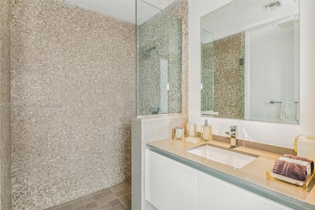 88 SW 7th St 2111, Miami, FL 33130