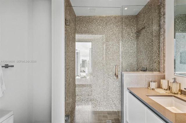 88 SW 7th St 2111, Miami, FL 33130