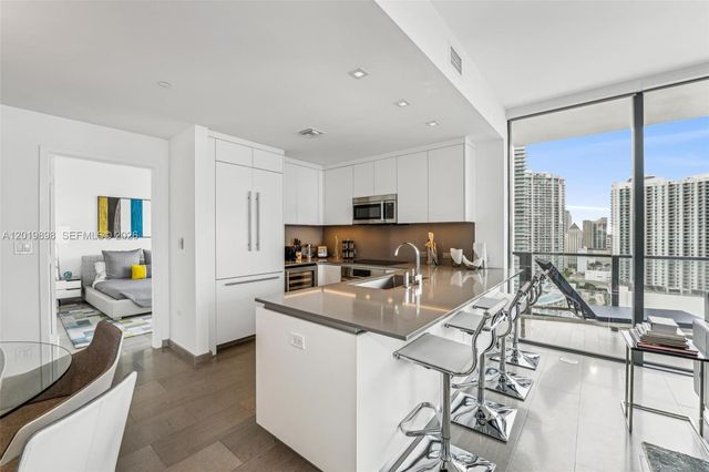 88 SW 7th St 2111, Miami, FL 33130
