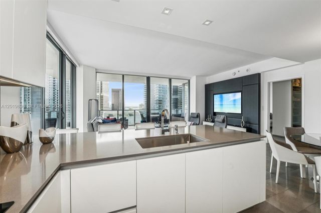 88 SW 7th St 2111, Miami, FL 33130