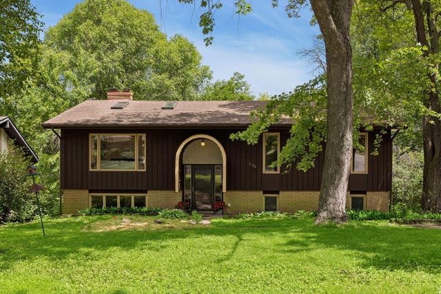 2700 Kyle Avenue N, Golden Valley, MN 55422