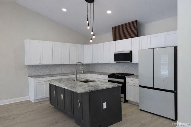 409 6 Mile Road Nw, Alpine Township, MI 49321