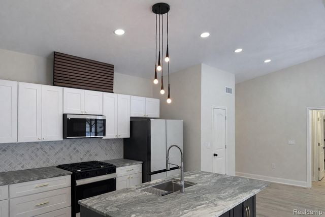 409 6 Mile Road Nw, Alpine Township, MI 49321