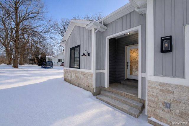 409 6 Mile Road Nw, Alpine Township, MI 49321