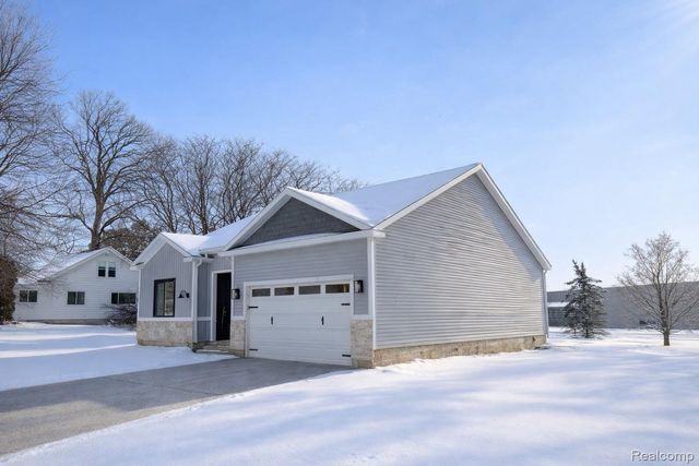 409 6 Mile Road Nw, Alpine Township, MI 49321