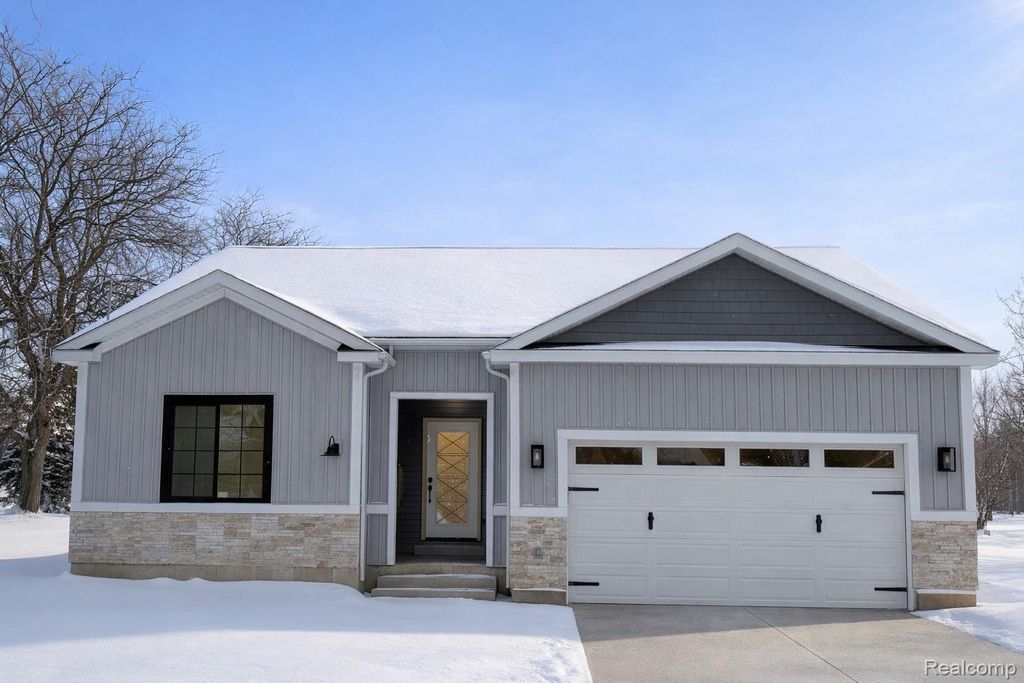 409 6 Mile Road Nw, Alpine Township, MI 49321