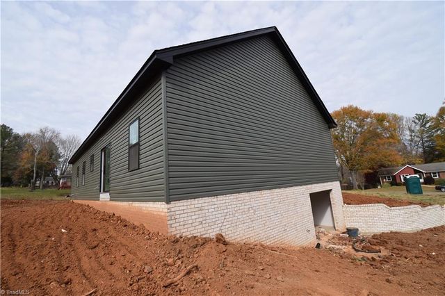 4381 Continental Drive, Pfafftown, NC 27040