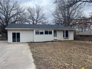 5 SE 240th Road, Warrensburg, MO 64093
