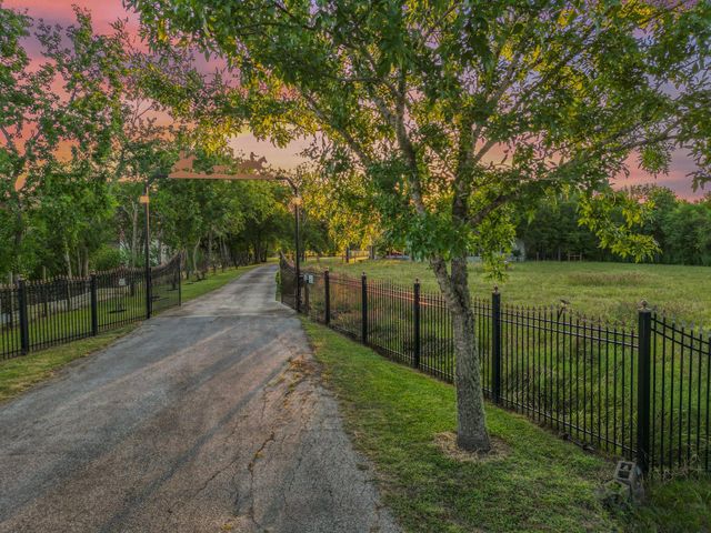 9731 Hadden Road, Baytown, TX 77521