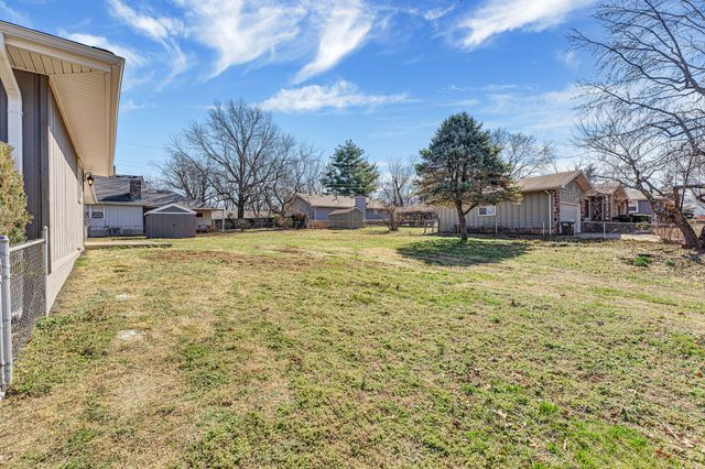 1320 Walnut Lawn Court, Springfield, MO 65807