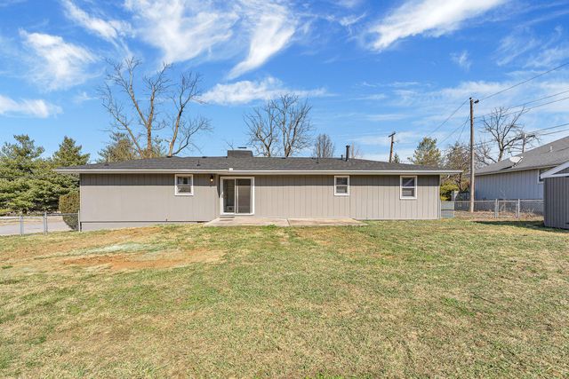 1320 Walnut Lawn Court, Springfield, MO 65807