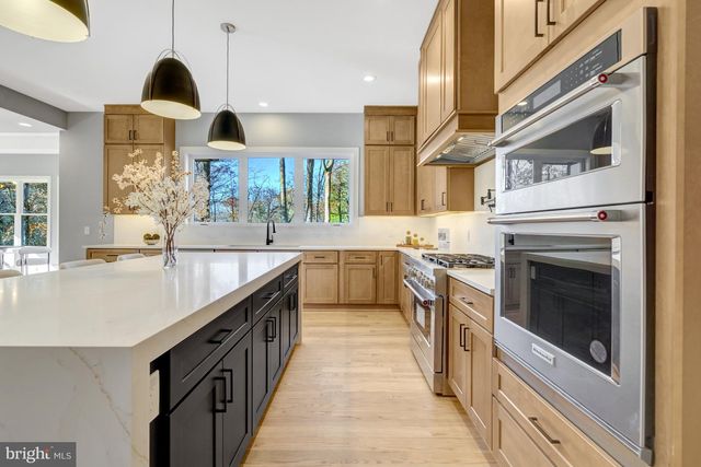 4824 VILLAGE DR, Fairfax, VA 22030