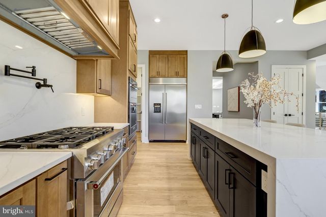 4824 VILLAGE DR, Fairfax, VA 22030