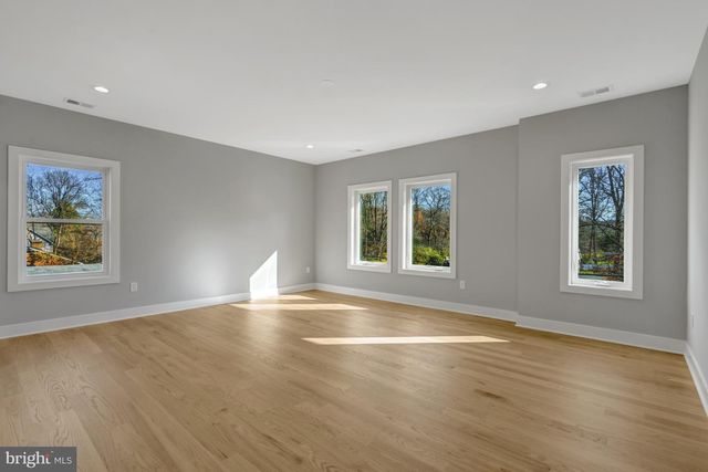 4824 VILLAGE DR, Fairfax, VA 22030