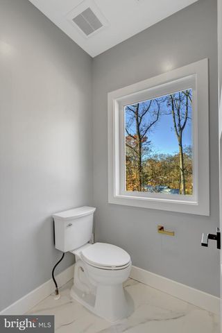 4824 VILLAGE DR, Fairfax, VA 22030