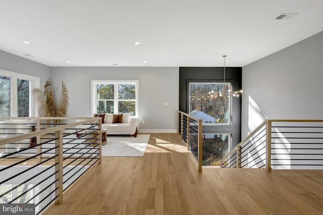 4824 VILLAGE DR, Fairfax, VA 22030