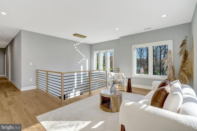 4824 VILLAGE DR, Fairfax, VA 22030