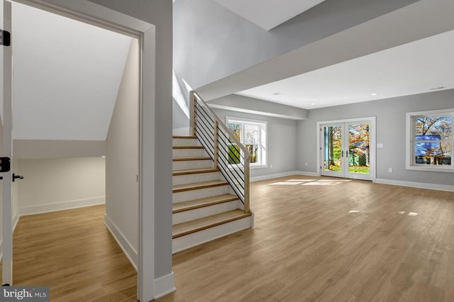 4824 VILLAGE DR, Fairfax, VA 22030