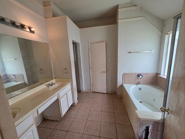 608 Prairie Gulch Drive, Fort Worth, TX 76140