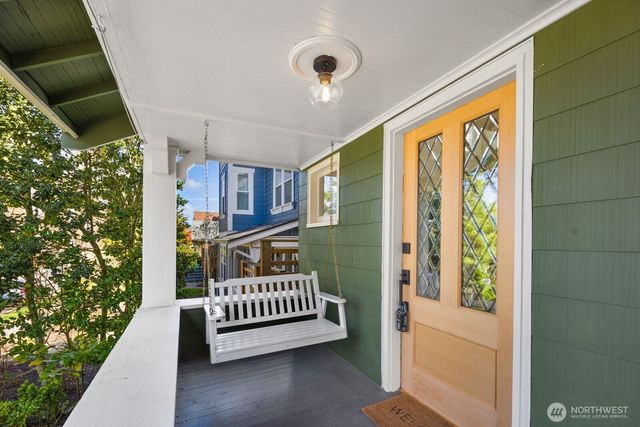 2556 10th Avenue W, Seattle, WA 98119