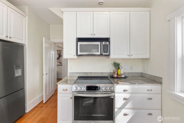 2556 10th Avenue W, Seattle, WA 98119