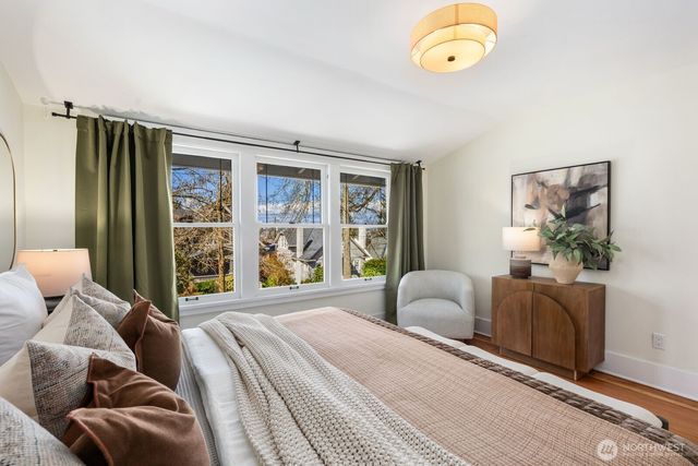 2556 10th Avenue W, Seattle, WA 98119