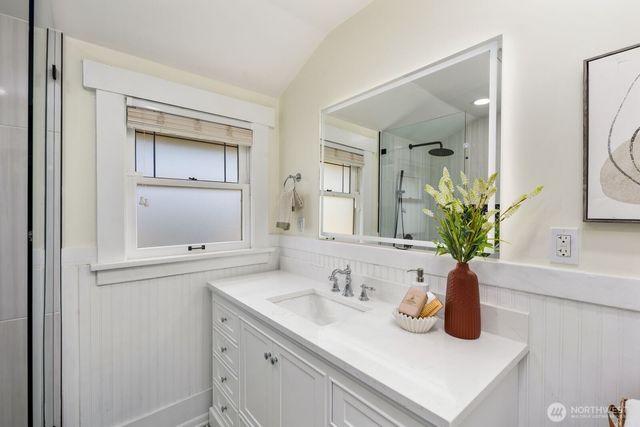 2556 10th Avenue W, Seattle, WA 98119