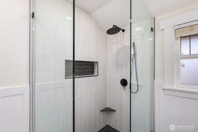 2556 10th Avenue W, Seattle, WA 98119