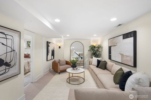 2556 10th Avenue W, Seattle, WA 98119