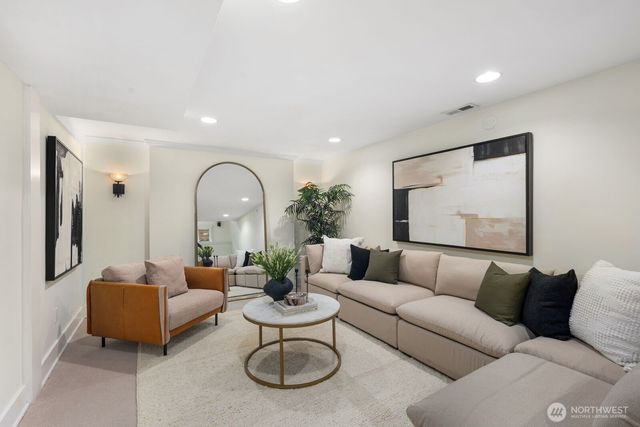 2556 10th Avenue W, Seattle, WA 98119